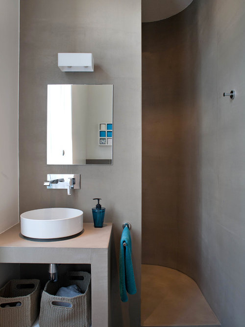 Example of a small trendy 3/4 doorless shower design in Paris with a 