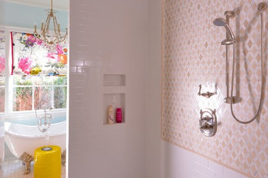Idéer för att renovera ett stort vintage vit vitt en-suite badrum, med luckor med upphöjd panel, vita skåp, ett badkar med tassar, en kantlös dusch, en toalettstol med separat cisternkåpa, vit kakel, tunnelbanekakel, blå väggar, marmorgolv, ett undermonterad handfat, marmorbänkskiva, grått golv och med dusch som är öppen