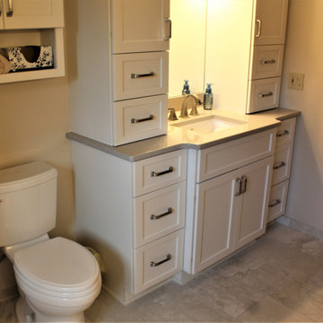 Starmark Master Bath Maple Roseville in Marshmallow