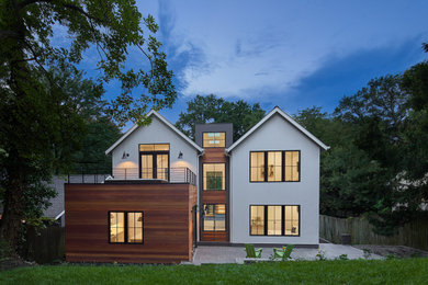 Idée de décoration pour une grande façade de maison blanche design en bois de plain-pied avec un toit à deux pans, un toit en shingle et un toit noir.