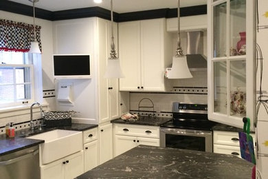Kitchen - traditional kitchen idea in Cleveland