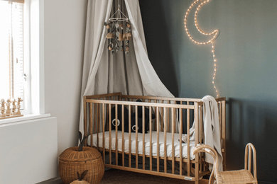 Modelo de habitación de bebé niño retro pequeña con paredes verdes y suelo de madera clara