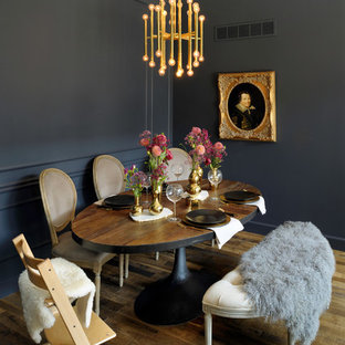 Stilmix Esszimmer mit schwarzer Wandfarbe, dunklem Holzboden und braunem Boden in St. Louis