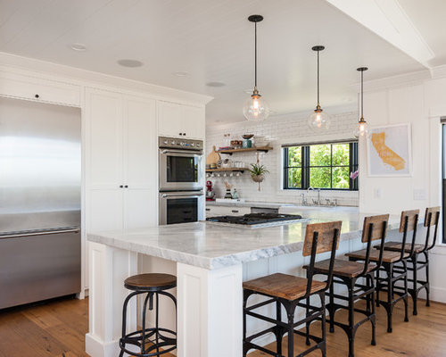 Farmhouse Kitchen Design Ideas & Remodel Pictures with a Peninsula | Houzz