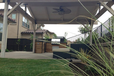 Example of a transitional patio design in San Diego