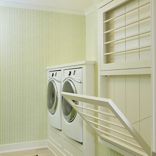 グランドラピッズの大きいトラディショナルスタイルのおしゃれな洗濯室 (落し込みパネル扉のキャビネット、白いキャビネット、左右配置の洗濯機・乾燥機、マルチカラーの床) の写真