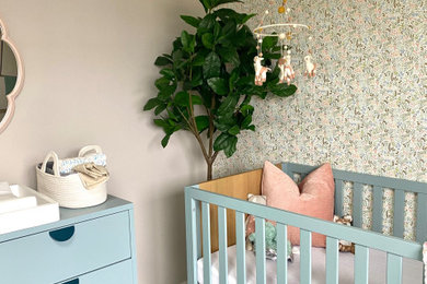Diseño de habitación de bebé niña contemporánea de tamaño medio con paredes grises, moqueta, suelo beige y papel pintado