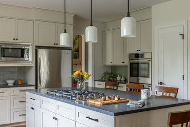 Example of a classic kitchen design in Seattle
