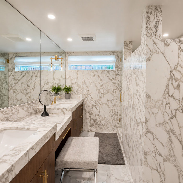 Bathroom - modern bathroom idea in Sacramento