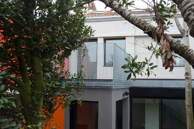 Cette photo montre une façade de maison tendance.