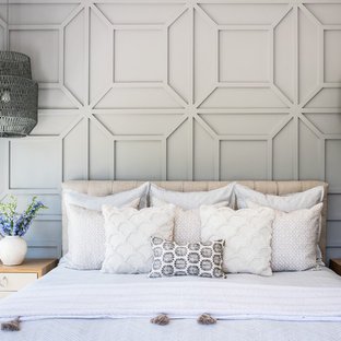 Aménagement d'une chambre parentale de taille moyenne avec un mur gris, un sol en bois brun et un sol rouge.