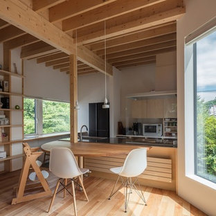 札幌のモダンスタイルのLDKの画像 (白い壁、無垢フローリング、茶色い床)