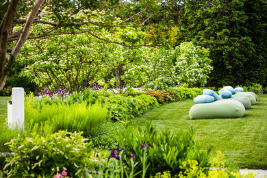 Inspiration for a traditional landscaping in Philadelphia.