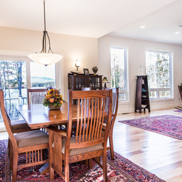 Dining Room overlooking Mountain/Lake