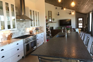 Kitchen - country kitchen idea in Austin