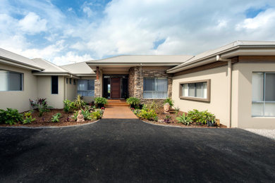 This is an example of a modern entryway in Sunshine Coast.