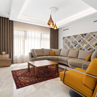 Modern inredning av ett mellanstort vardagsrum, med vita väggar, en dubbelsidig öppen spis, en väggmonterad TV och beiget golv