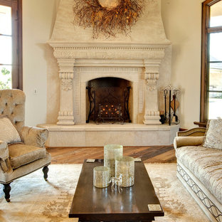 Mediterranes Wohnzimmer mit beiger Wandfarbe, Kamin und Kaminsims aus Stein in Washington, D.C.
