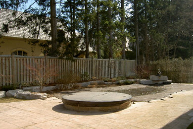 Photo of a contemporary landscaping in Toronto.