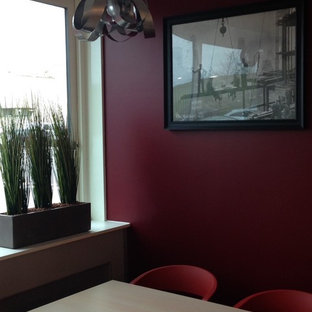 クレルモン・フェランの中サイズのトラディショナルスタイルのLDKの画像 (赤い壁、濃色無垢フローリング)