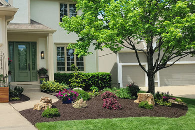 Photo of a transitional landscaping in Kansas City.