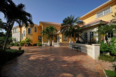 Traditional exterior home idea in Miami