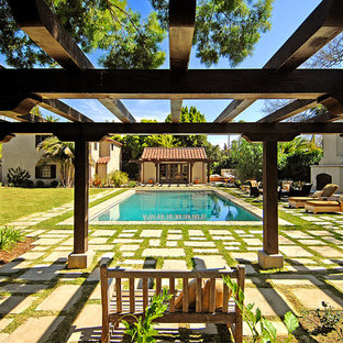 ロサンゼルスの長方形地中海スタイルのおしゃれなプールの写真