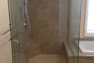 Inredning av ett modernt mellanstort en-suite badrum, med luckor med infälld panel, bruna skåp, ett platsbyggt badkar, en hörndusch, beige kakel, stenhäll, flerfärgade väggar och klinkergolv i porslin