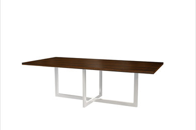 Dinnig Table With  2 Extension Leaves