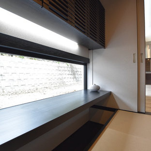 他の地域のモダンスタイルのおしゃれな書斎 (グレーの壁、畳、暖炉なし、造り付け机、ベージュの床) の写真