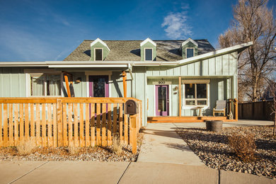 Aménagement d'une façade de maison verte craftsman en bois de taille moyenne et de plain-pied avec un toit à deux pans.