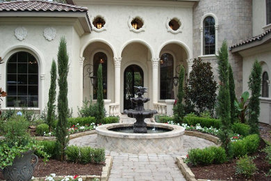 Photo of a traditional landscaping in Houston.