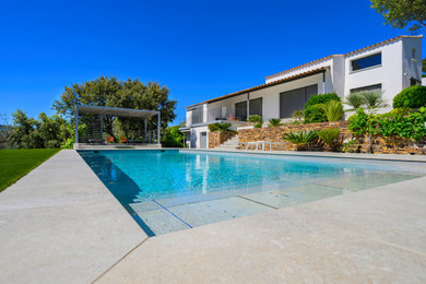 Cette photo montre une piscine avant exotique rectangle avec du carrelage.