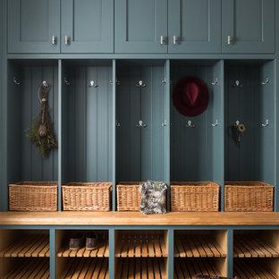 他の地域の中サイズのトラディショナルスタイルのおしゃれなランドリールーム (エプロンフロントシンク、シェーカースタイル扉のキャビネット、緑のキャビネット、クッションフロア、ベージュの床、木材カウンター、茶色いキッチンカウンター) の写真