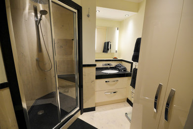 Modelo de cuarto de baño infantil actual pequeño con armarios estilo shaker, puertas de armario blancas, ducha a ras de suelo, baldosas y/o azulejos blancos, lavabo bajoencimera y encimera de cuarzo compacto