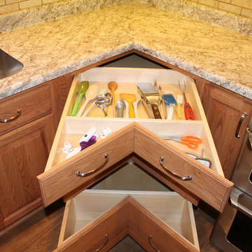Plenty of storage: efficient silverware corner drawer