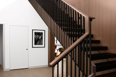 Imagen de escalera en L actual de tamaño medio sin contrahuella con escalones de madera y barandilla de varios materiales