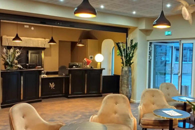 Exemple d'un bar de salon éclectique.