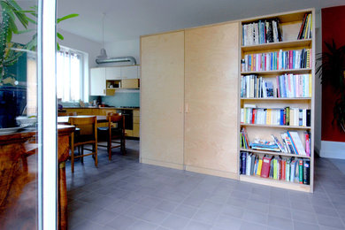 Cette photo montre une grande cuisine ouverte tendance en L et bois clair avec un évier encastré, un placard à porte affleurante, un plan de travail en stratifié, une crédence verte, une crédence en carreau de verre, un électroménager en acier inoxydable, un sol en carrelage de céramique et aucun îlot.