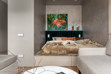他の地域にある小さなエクレクティックスタイルのおしゃれな主寝室 (ベージュの壁、磁器タイルの床、茶色い床) のインテリア