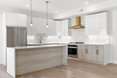 Example of a minimalist kitchen design in New York