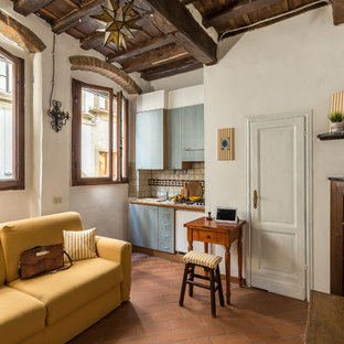 Modelo de salón mediterráneo, pequeño, con suelo de baldosas de terracota y suelo rojo