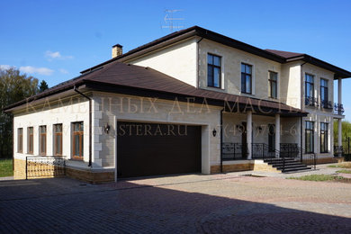 Exemple d'une grande façade de maison chic.