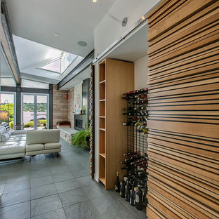 Immagine di un piccolo soggiorno moderno con pavimento in ardesia