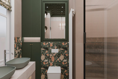 ロンドンにある高級な中くらいなトラディショナルスタイルのおしゃれな子供用バスルーム (緑のタイル、セラミックタイル、珪岩の洗面台、マルチカラーの洗面カウンター、洗面台1つ、フローティング洗面台) の写真