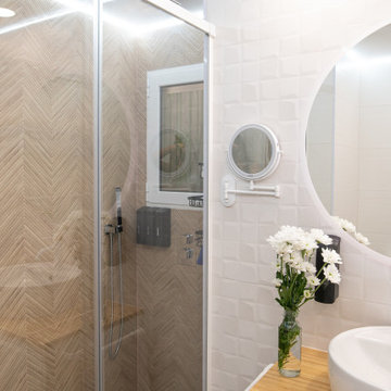 Baño natural y luminoso con encimera de bambú y ducha efecto lluvia