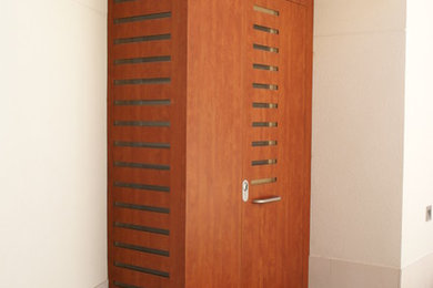 Foto de puerta principal actual pequeña con puerta simple y puerta de madera en tonos medios