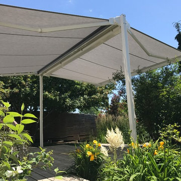 Free standing, dual-retracting awning
