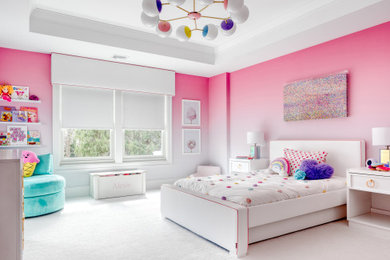 ニューヨークにあるお手頃価格の中くらいなモダンスタイルのおしゃれな子供部屋 (ピンクの壁、カーペット敷き、白い床) の写真