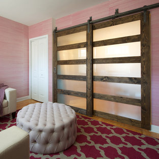 Immagine di un piccolo soggiorno minimalista chiuso con pareti rosa, parquet chiaro, nessun camino e nessuna TV